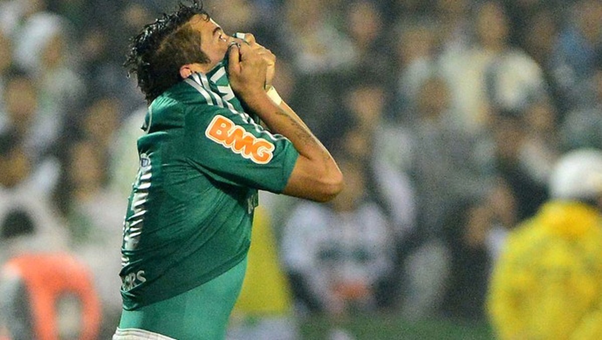 Lembra dele? Herói do título da Copa do Brasil vai às ruas auxiliar pessoas diante da pandemia