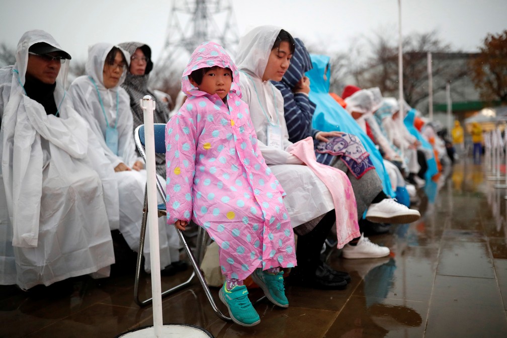 Plateia assiste a discurso do Papa Francisco em Nagasaki, no Japão, neste domingo (24) — Foto: Kim Hong-Ji/Reuters