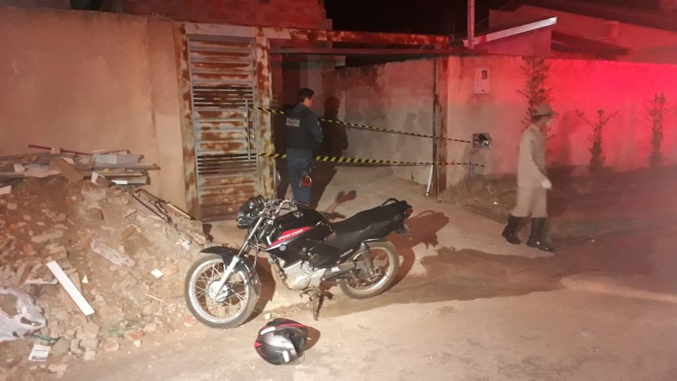 Moto do frentista em frente Ã  casa da ex-namorada em MS â Foto: JosÃ© Aparecido/ TV Morena