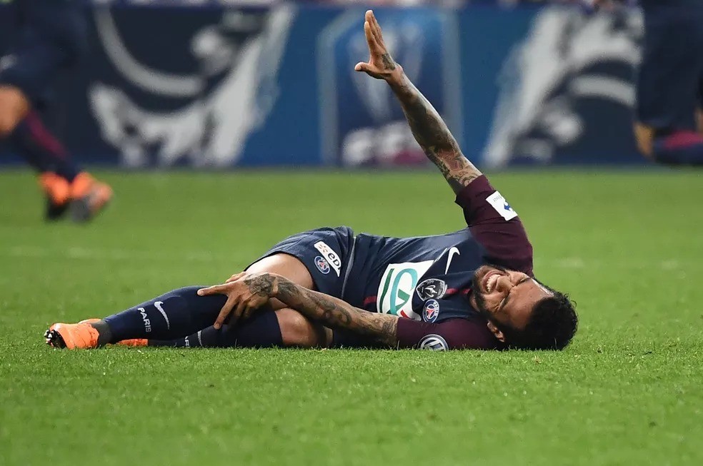 Daniel Alves sofreu lesão em 2018 que o tirou da Copa do Mundo — Foto: AFP