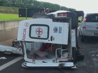 Cinco ficam feridos após colisão e capotagem de ambulância na SP-225