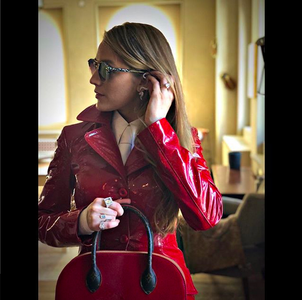 A atriz Blake Lively com jóias de luxo durante um evento de moda (Foto: Instagram)