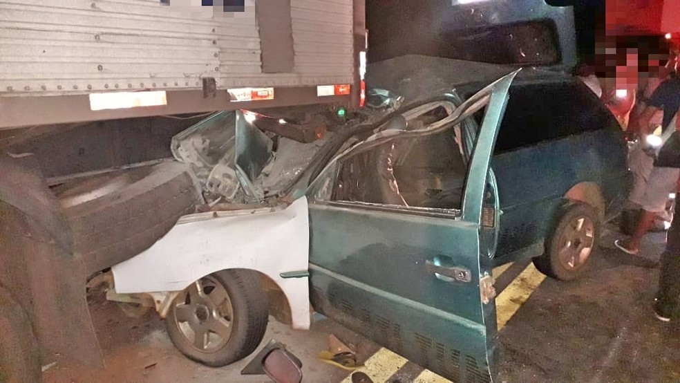 Motorista e passageiro do carro morreram no local do acidente, em Serra Talhada — Foto: PRF/Divulgação