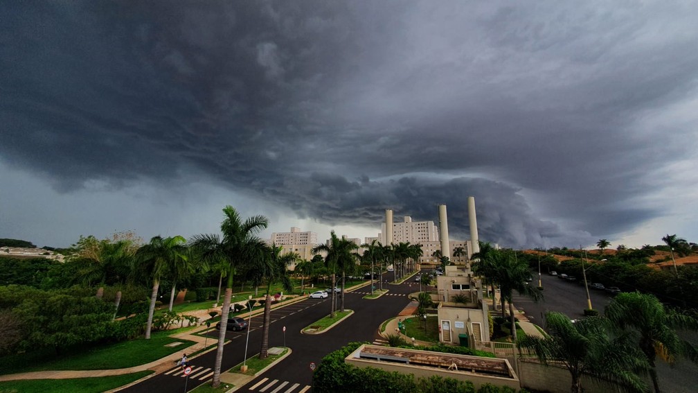 Moradora registrou nuvem na zona Sul de Ribeirão Preto, SP — Foto: Giovana Martoneto