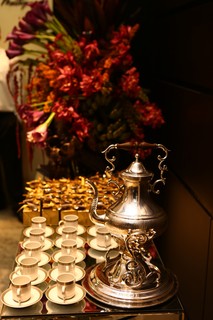 A decoração de Marcela Ferrari disposta na mesa de café do Rullus Buffet com bolinhos Foffíssimo Bolos