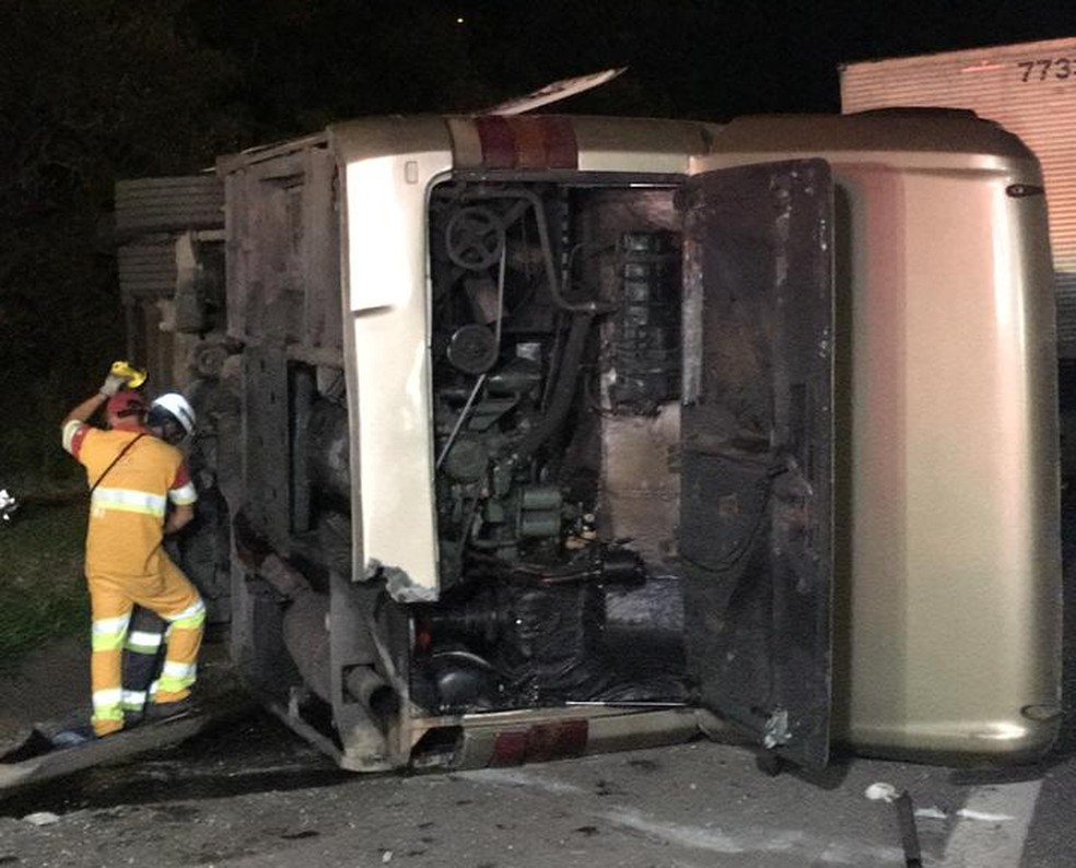 Ônibus bateu em carreta que seguia na pista contrária: suspeita é que pneu estourado causou acidente — Foto: Priscila Mota/TV TEM