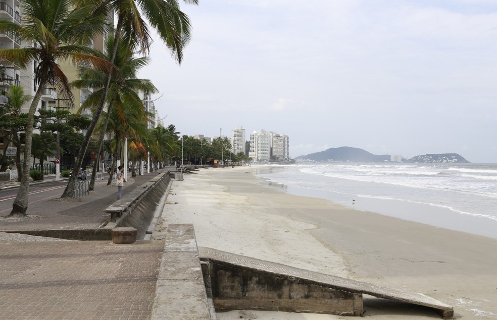 Prefeitura proíbe o uso de guarda-sóis, cadeiras e prática de esportes coletivos nas praias de Guarujá, SP — Foto: Divulgação/Prefeitura de Guarujá