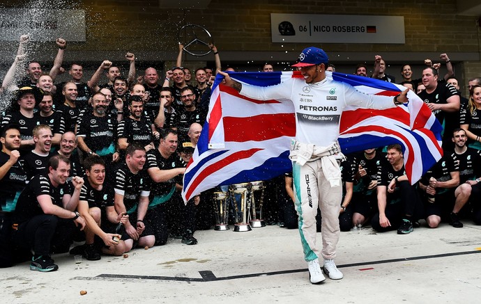 Lewis Hamilton celebra com bandeira do Reino Unido (Foto: Getty Images)