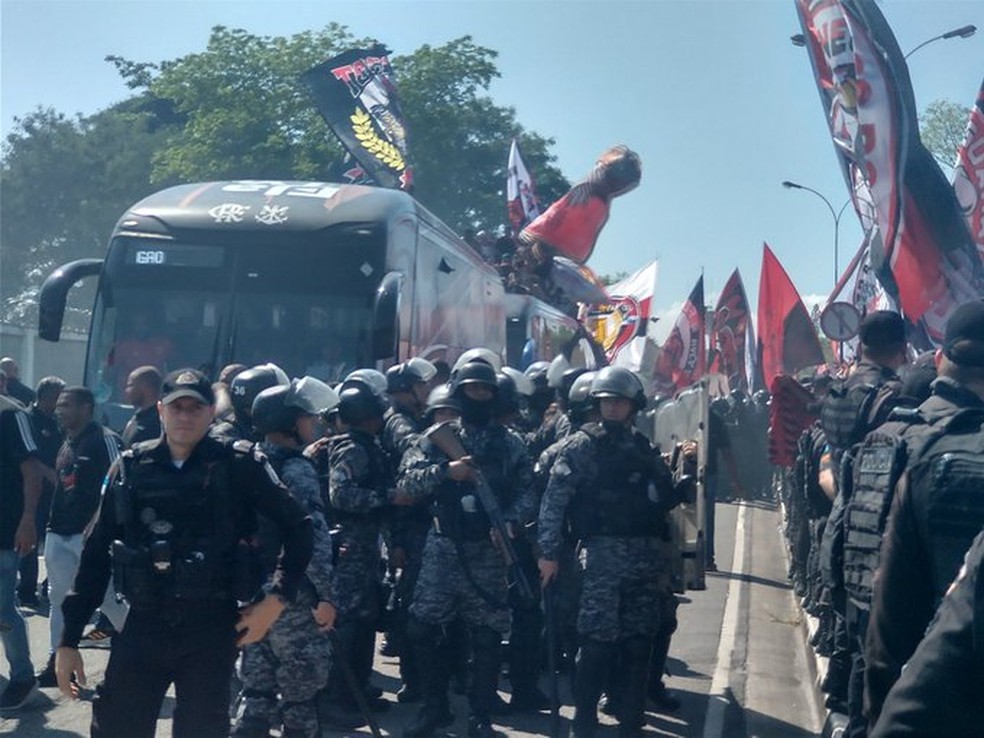 Ônibus do Flamengo chega ao Galeão com torcedores em cima do veículo — Foto: Rodrigo Cerqueira / ge