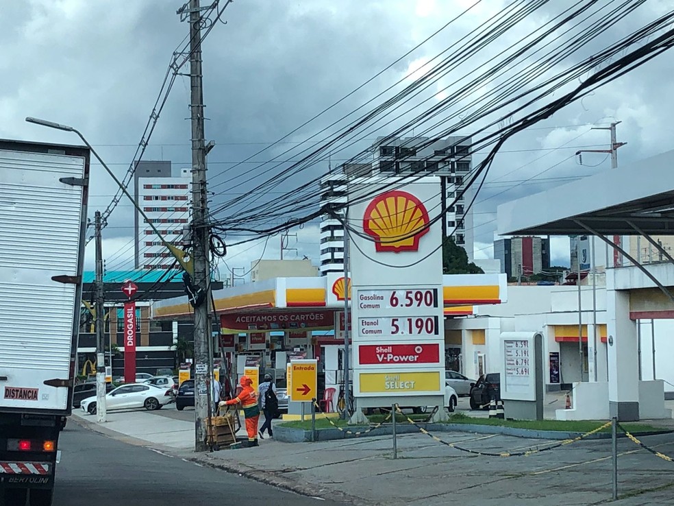 Na Avenida Djalma Batista valor também se mantém.  — Foto: Matheus Castro/g1