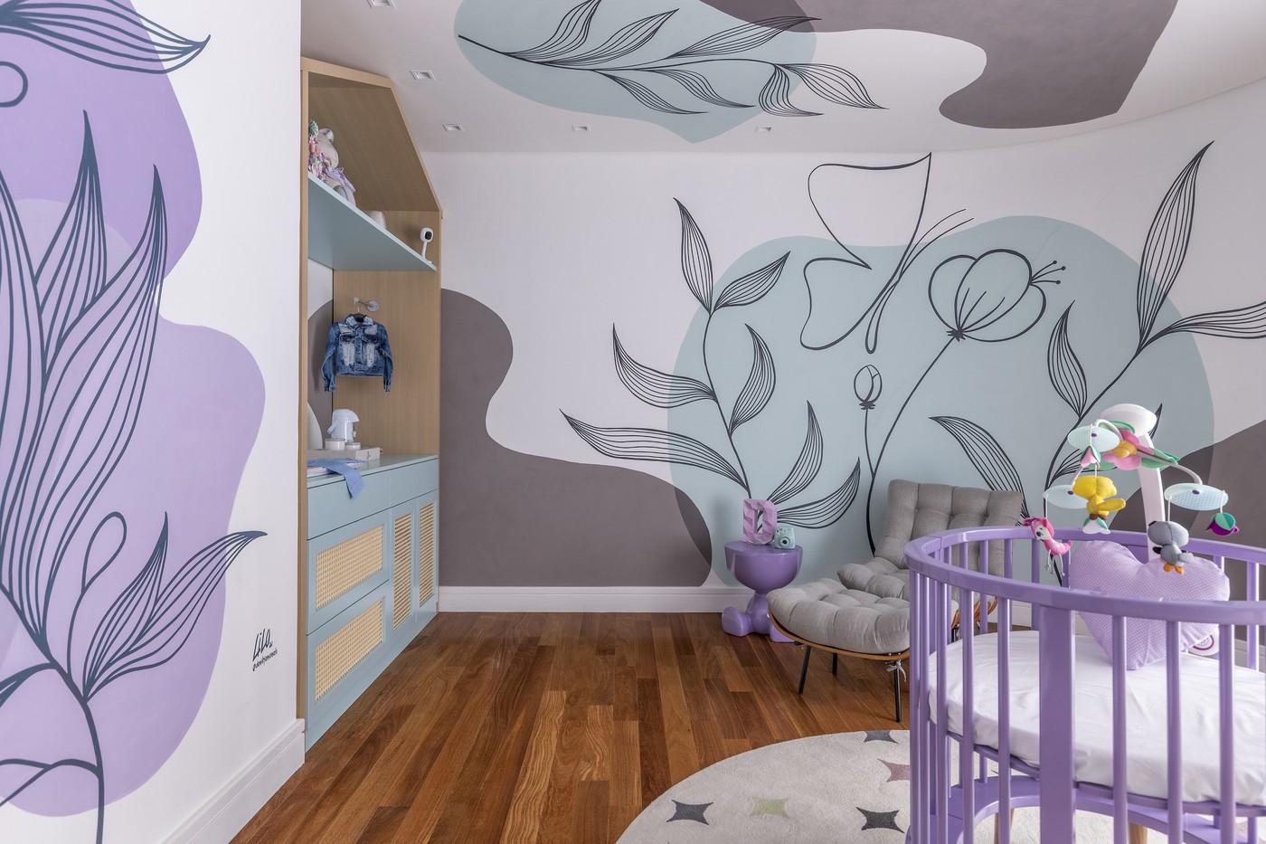 Décor do dia: quarto de bebê cm berço redondo e pintura lúdica (Foto: Kadu Lopes)