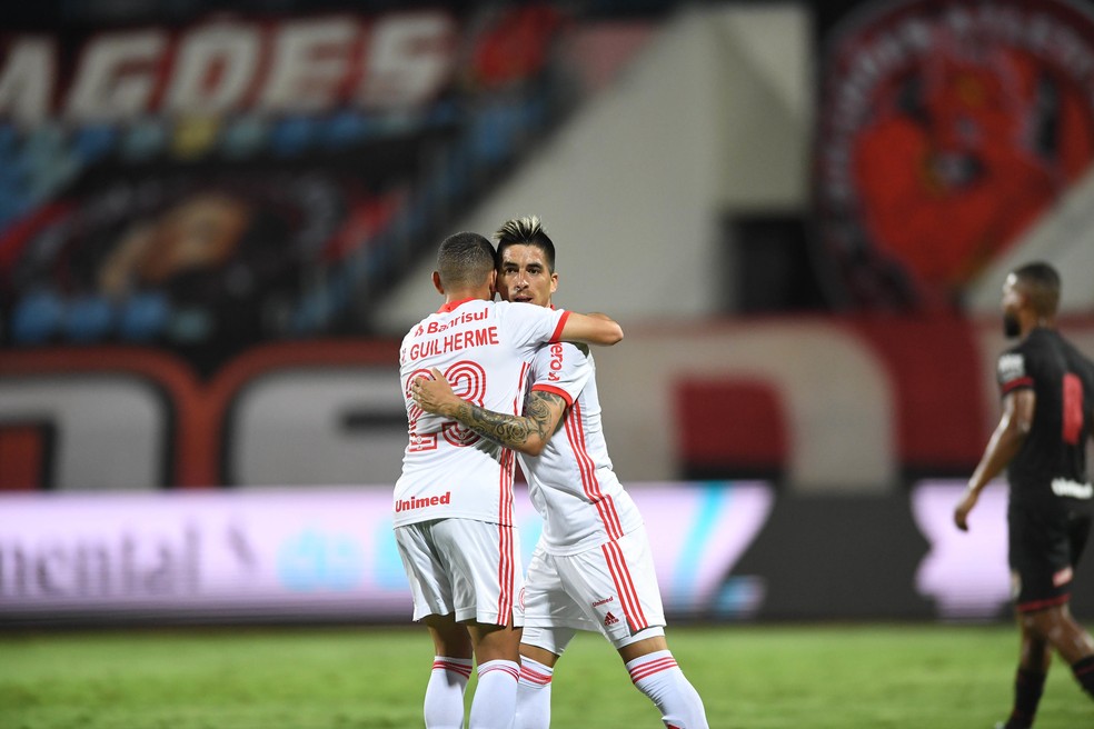 Marcos Guilherme, um dos poucos titulares, abraça o reserva Leandro Fernández após gol — Foto: Ricardo Duarte / Internacional