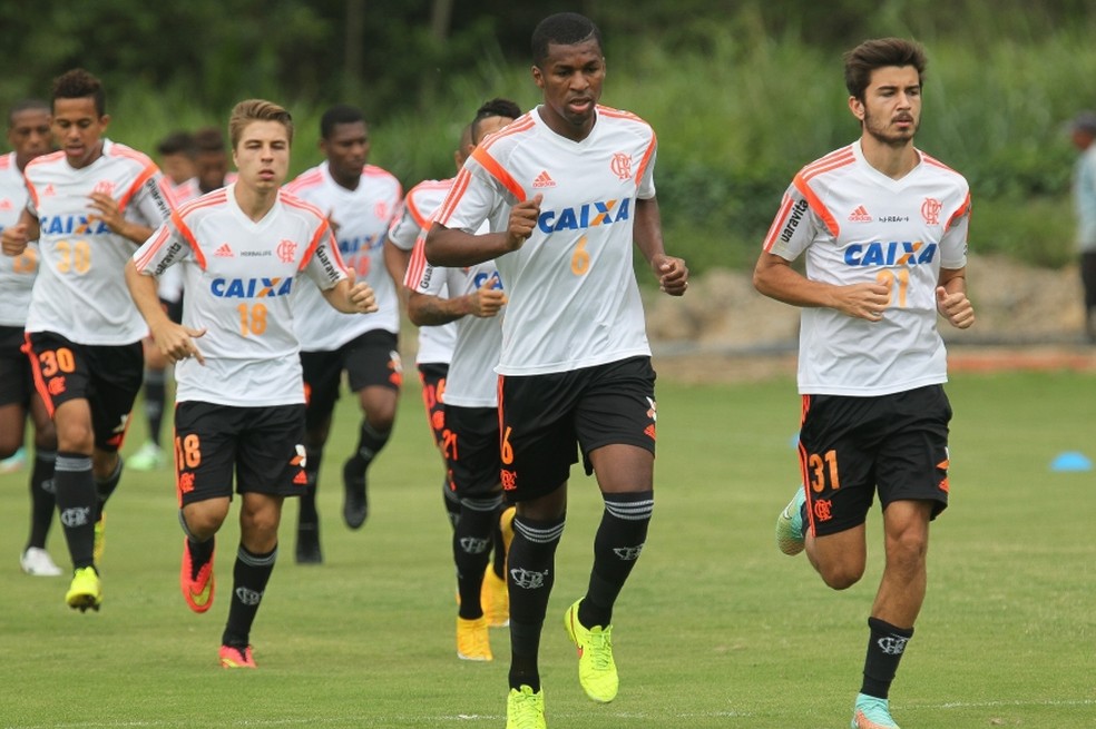 Erazo corre ao lado de Mattheus no treino desta quinta-feira &mdash; Foto: Gilvan de Souza/ Fla Imagem
