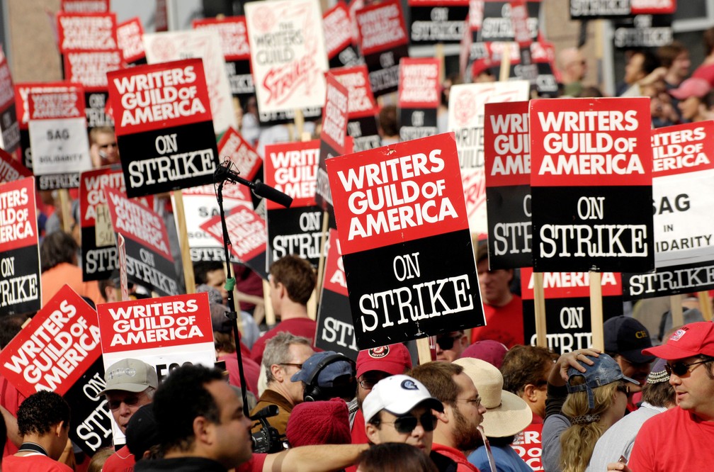 Membros do sindicato dos roteiristas dos EUA protestam em frente aos estúdios Fox, em novembro de 2007, durante a última greve da categoria — Foto: REUTERS/Chris Pizzello/File Photo