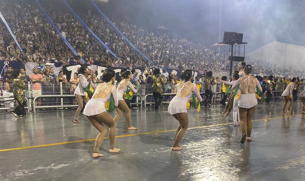 Bailarinas da Vila Maria desistem de patins e desfilam descalças — Foto: g1