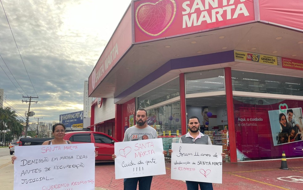 Funcionários fazem manifestação na porta da Santa Marta após demissões, em Goiânia, Goiás — Foto: Reprodução/Redes sociais