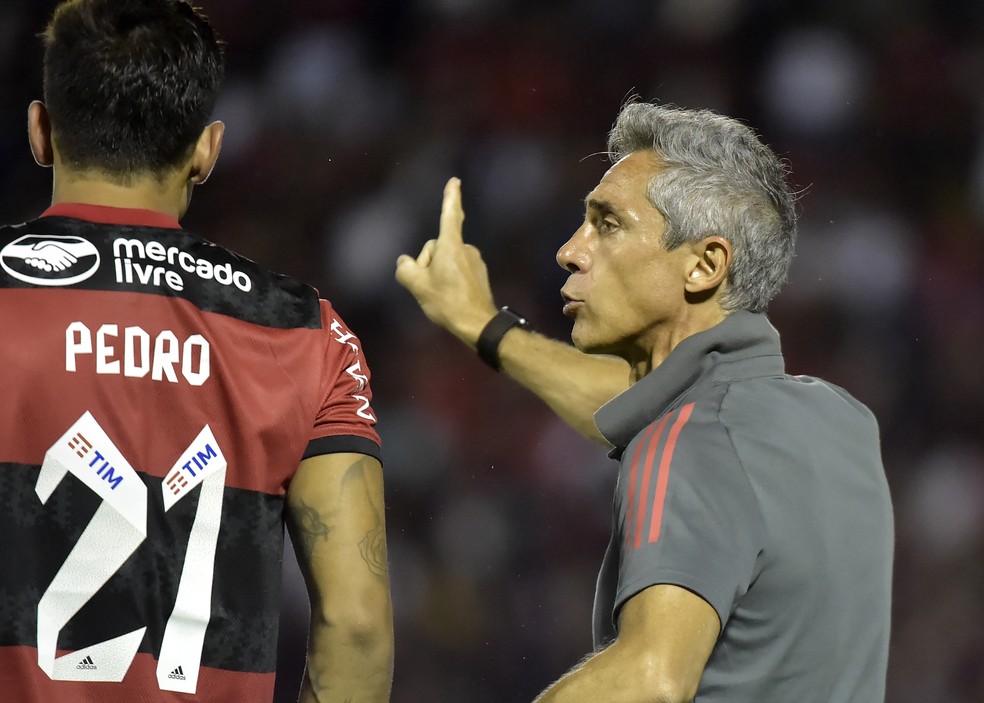 Paulo Sousa orienta Pedro em vitória do Flamengo — Foto: André Durão