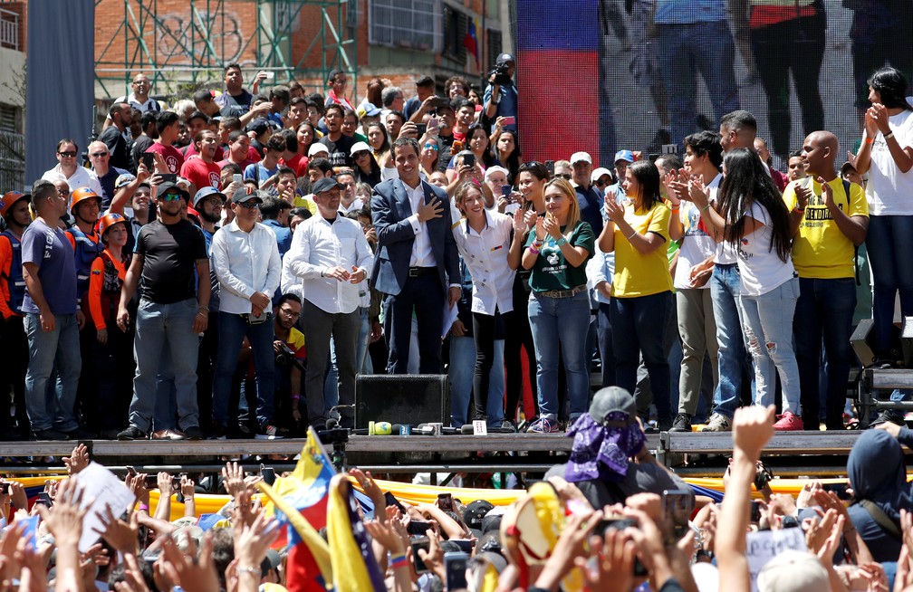 Juan Guaidó discursa para multidão em Caracas, na Venezuela, em mais um dia de protestos contra Nicolás Maduro — Foto: Carlos Garcia Rawlins/Reuters