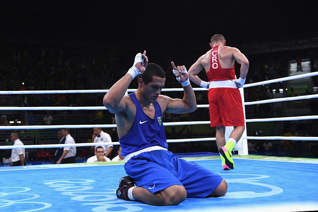 RIO DE JANEIRO, BRAZIL - AUGUST 10:  Michel Borges of Brazil (Blue) celebrates defeating Hrvoje Sep of Croatia (Red) in the Men's Light Heavy preliminary round fight on Day 5 of the Rio 2016 Olympic Games at Riocentro - Pavilion 6 on August 10, 2016 in Ri (Foto: Getty Images)