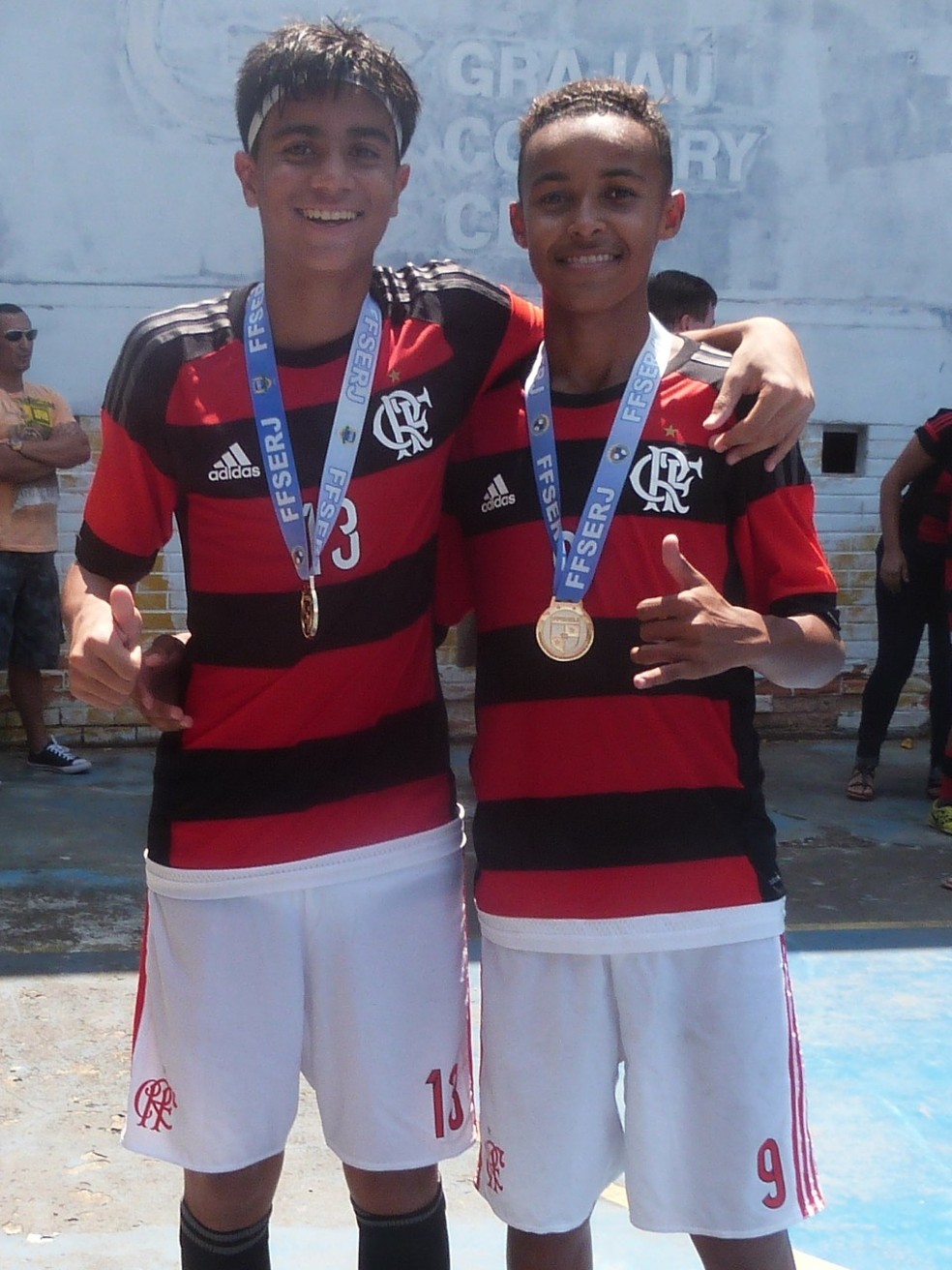 Reinier e Lázaro começaram juntos no futsal do Flamengo. Clube está ampliando a modalidade na base para formar novos talentos — Foto: Arquivo pessoal