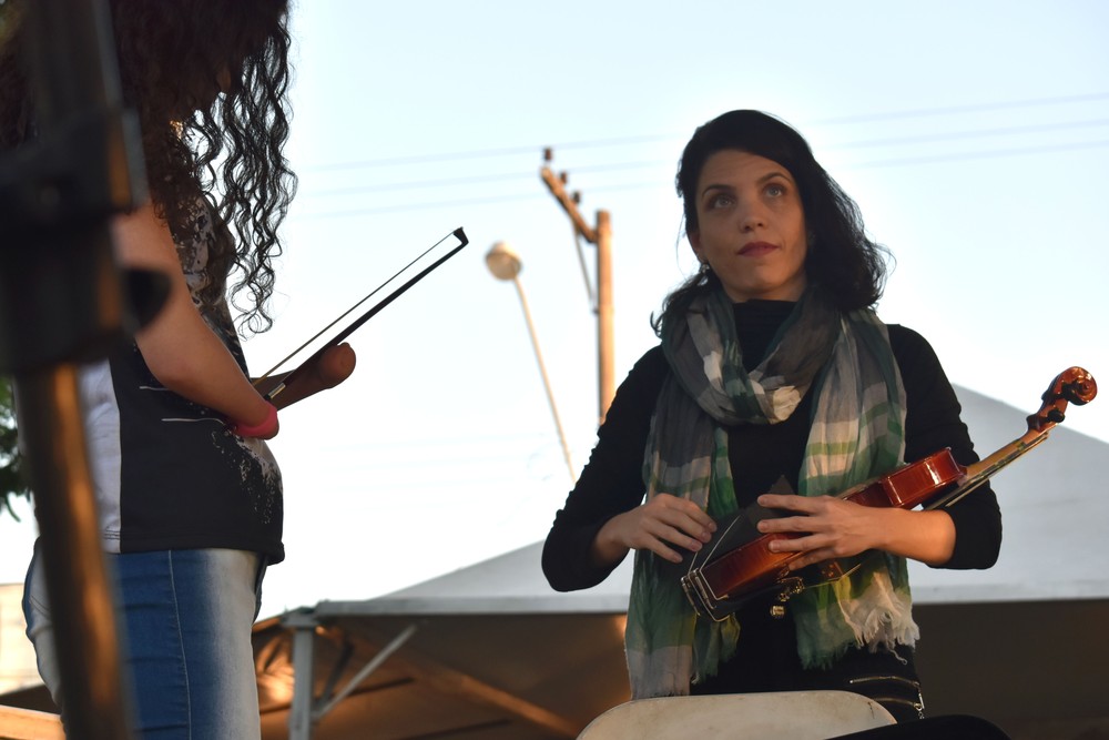 Juliana de Oliveira é professora de violino em Santo Antônio de Posse (SP) e incentivou Débora desde o início a aprender música — Foto: Mirela Von Zuben/G1