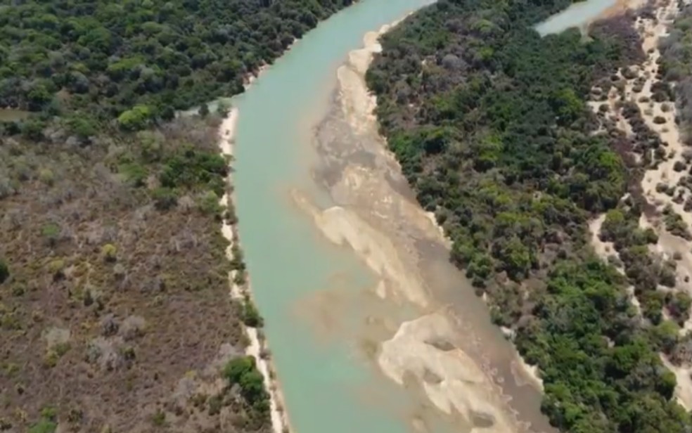 Moradores estão preocupados com a redução da água do Rio Araguaia, em Goiás — Foto: Reprodução/TV Globo