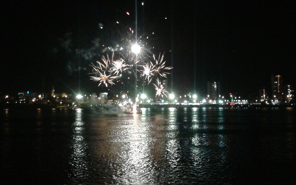 Queima de fogos de artifício na orla de Petrolina  — Foto: Amanda Franco/G1