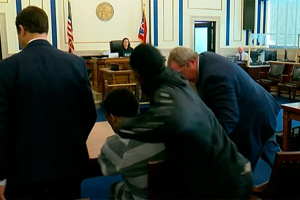 Homem invade tribunal para agredir homem acusado de matar seu filho (Foto: reprodução)