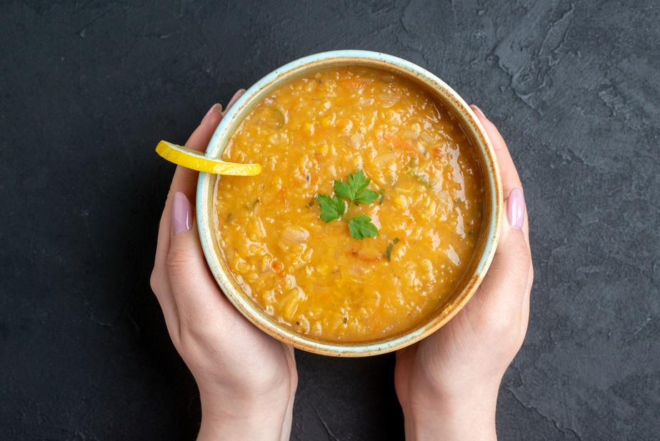 Sopa é uma ótima opção de comida para os dias mais frios, pois ajuda a esquentar a temperatura corporal.
