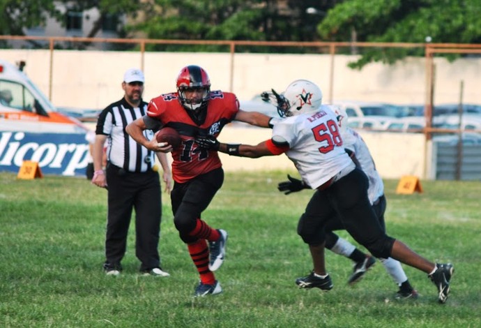 Com experiência de sobra no banco, Fla luta por semi no futebol americano