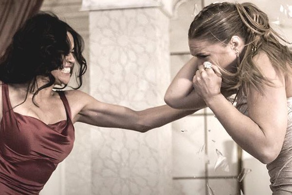 O quebra-pau de Ronda Rousey e Michelle Rodriguez em 'Velozes e Furiosos 7' (Foto: Reprodução)
