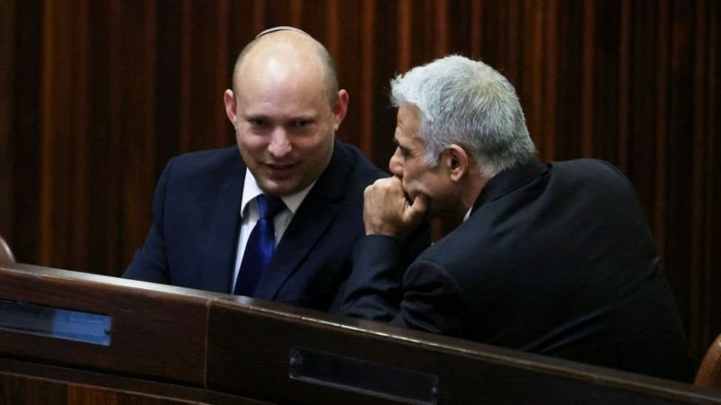 BBC Naftali Bennett e Yair Lapid concordaram em alternar o cargo de premier (Foto: Reuters via BBC)