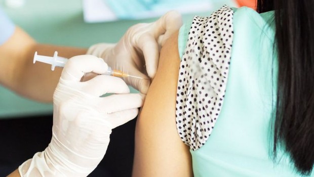 No Brasil, a vacina em uso resguarda contra quatro tipos de HPV (Foto: Getty Images via BBC)