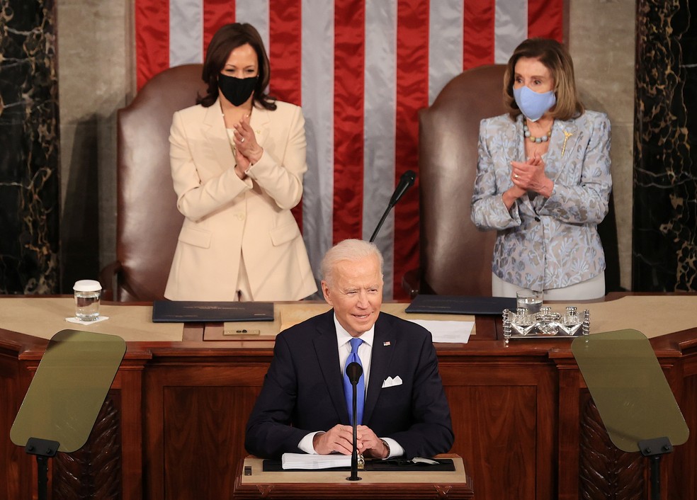 O presidente dos EUA, Joe Biden, diante de Kamala Harris e Nancy Pelosi no 1º discurso ao Congresso americano. — Foto: Chip Somodevillaat/Pool via REUTERS
