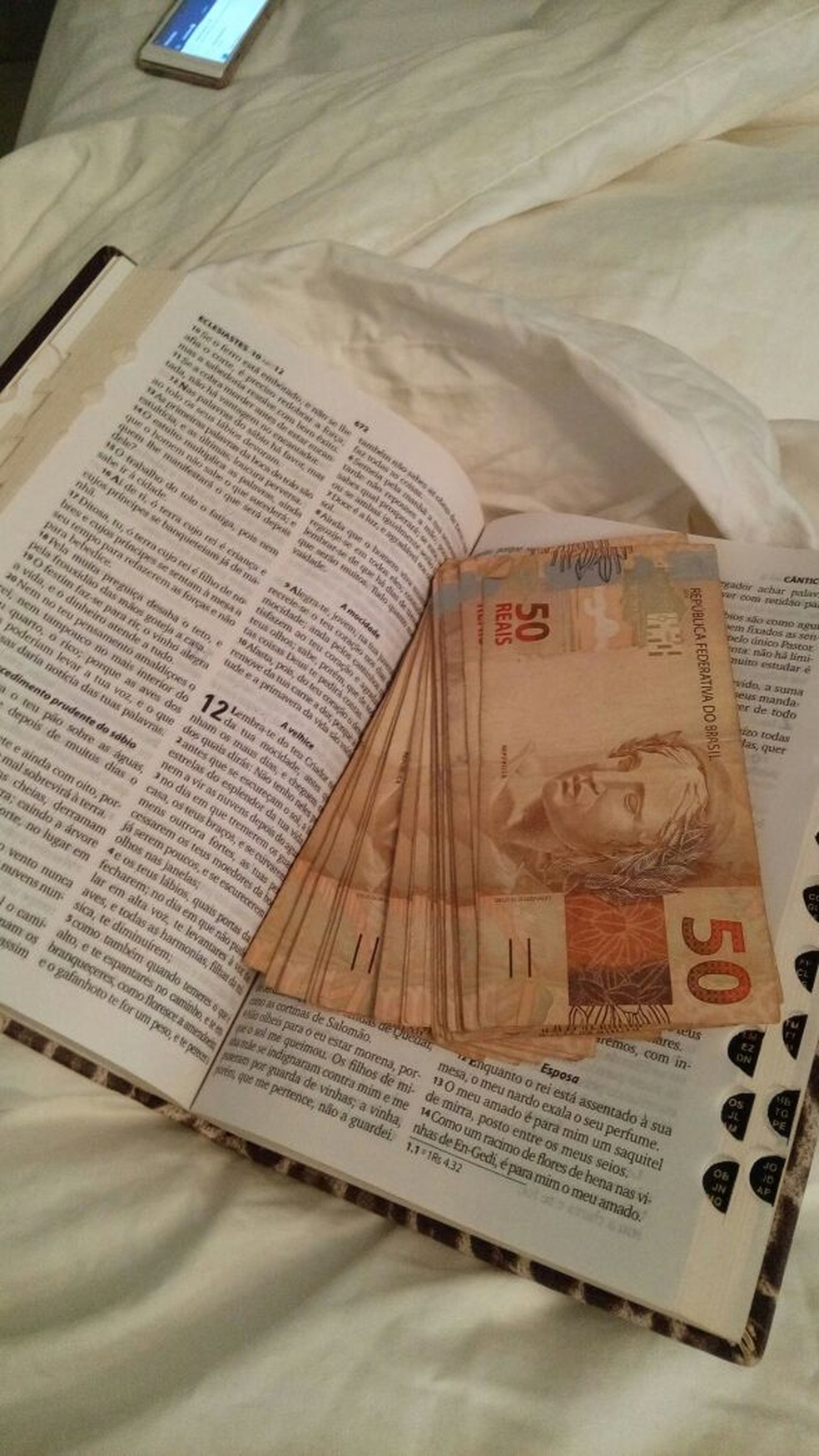 Dinheiro encontrado dentro de Bíblia na operação Labirinto de Creta (Foto: PF/Divulgação)