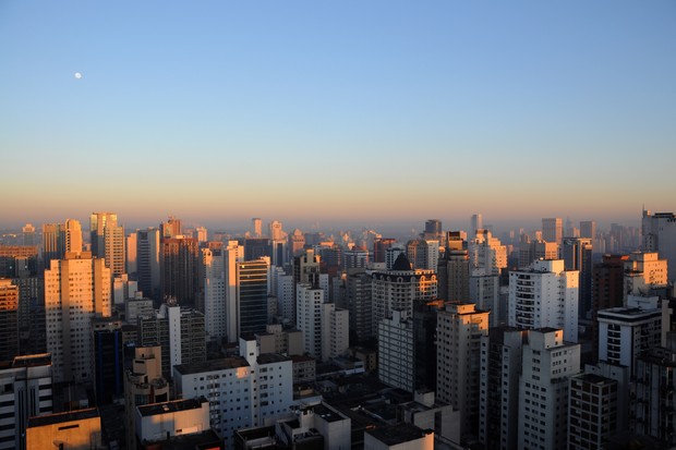 First lights on São Paulo in a clear, cloudless winter day. (Foto: Getty Images)