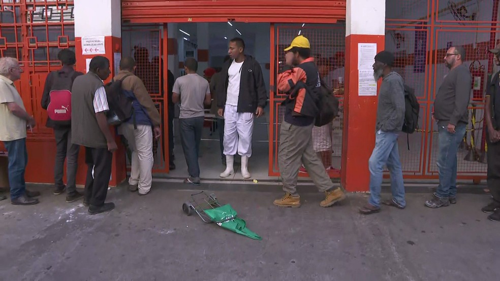 Fila para retirada de café da manhã em unidade do Bom Prato durante a quarentena para controlar a pandemia de Covid-19 em SP — Foto: Reprodução/TV Globo