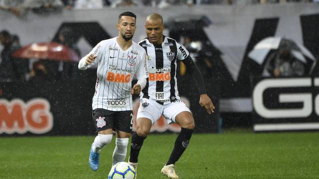 Clayson, do Corinthians, e Patric, do AtlÃ©tico-MG, na partida deste domingo