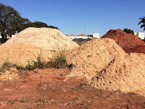 Mulher foi enterrada em monte de areia em Mirassol (Foto: André Modesto / TV TEM)