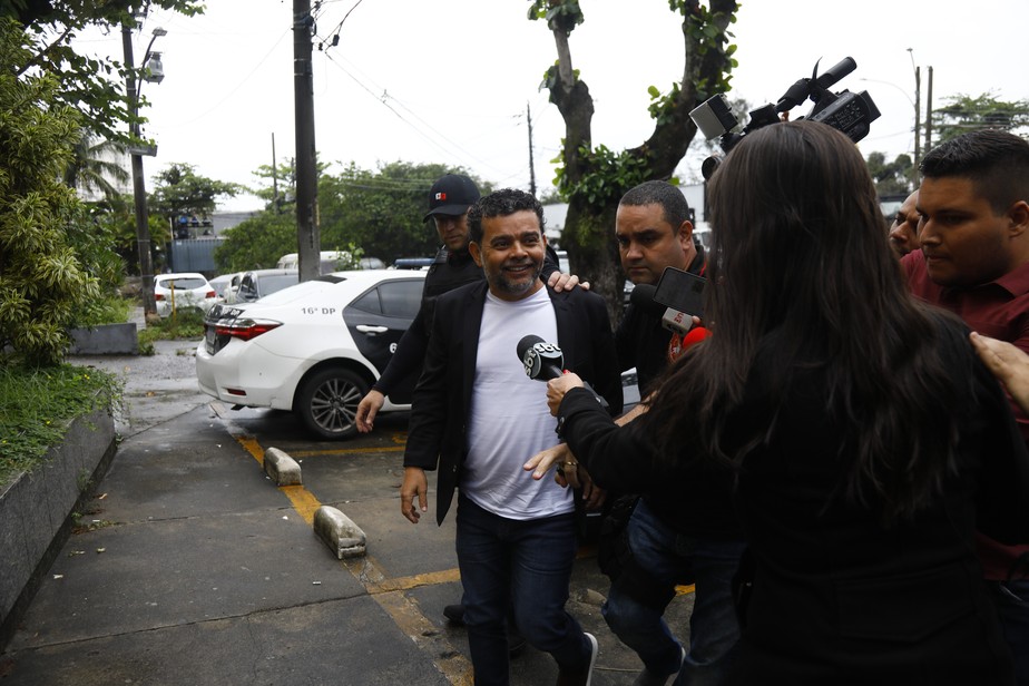 Jacaré chega na delegacia após prisão pelo MP
