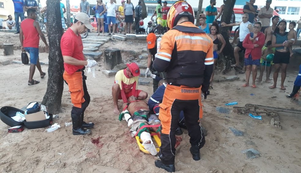 Homem foi atacado por tubar&atilde;o na Praia de Piedade, no Grande Recife (Foto: Corpo de Bombeiros/Divulga&ccedil;&atilde;o)