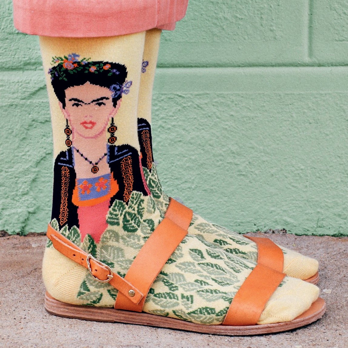 As divertidas meias da coleção artsy da Hot Sox, à venda no site da marca, que apresentam diferentes versões de Frida (Foto: Reprodução e Divulgação)