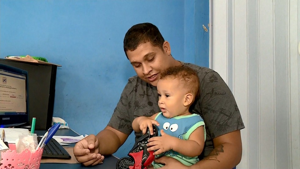 Pai leva criança para trabalho por falta de vagas em creches, no ES — Foto: Heriklis Douglas/ TV Gazeta 