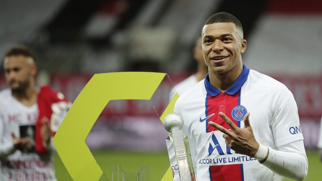 Mbappé recebe o prêmio de artilheiro do Campeonato Francês. Ele também foi eleito o craque