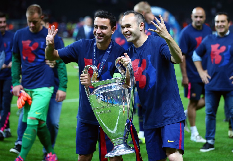 Xavi e Iniesta comemoram o título da Liga dos Campeões — Foto: Paul Gilham/Getty Images