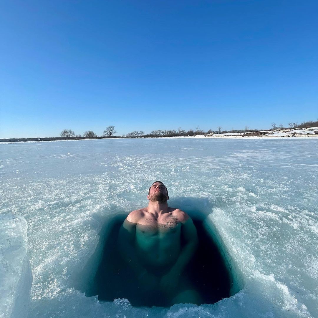 Pelado, jogador de futebol americano TJ Watt toma banho em lago congelado (Foto: Reprodução/Instagram)