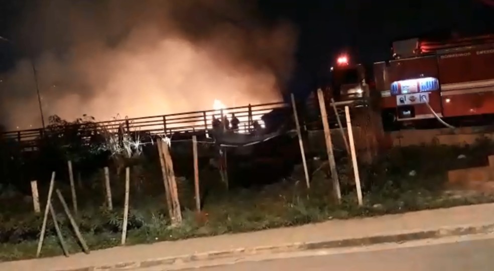 Bombeiros combatem chamas em comunidade no Jaguaré, na Zona Oeste de SP — Foto: Luiz Carlos Soares Justino da Cruz