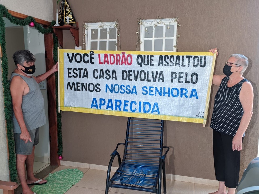 Santa furtada foi recuperada após família colocar faixa em frente à casa, em Araçatuba (SP) — Foto: Rafael Honorato/TV TEM
