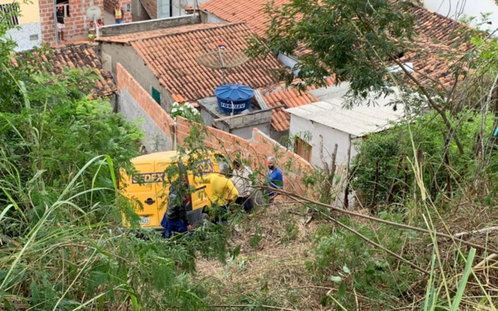 Carro dos Correios cai em um barranco e atinge quintal de uma residência.— Foto: Marcos Frahm / Blog do Marcos Frahm