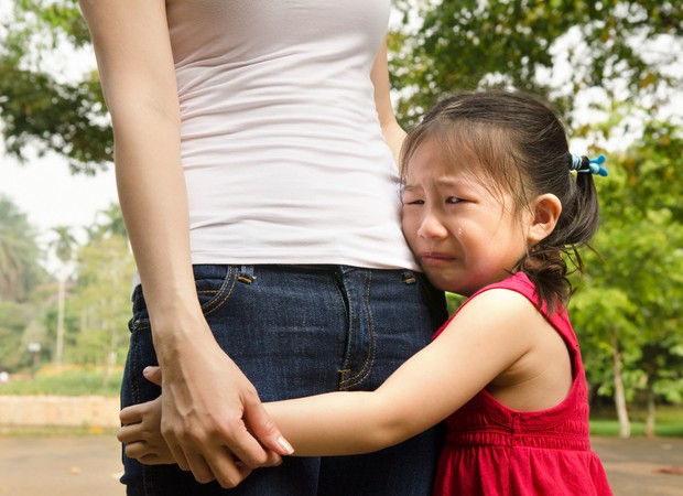 choro; criança; mãe; abraço (Foto: Shutterstock)
